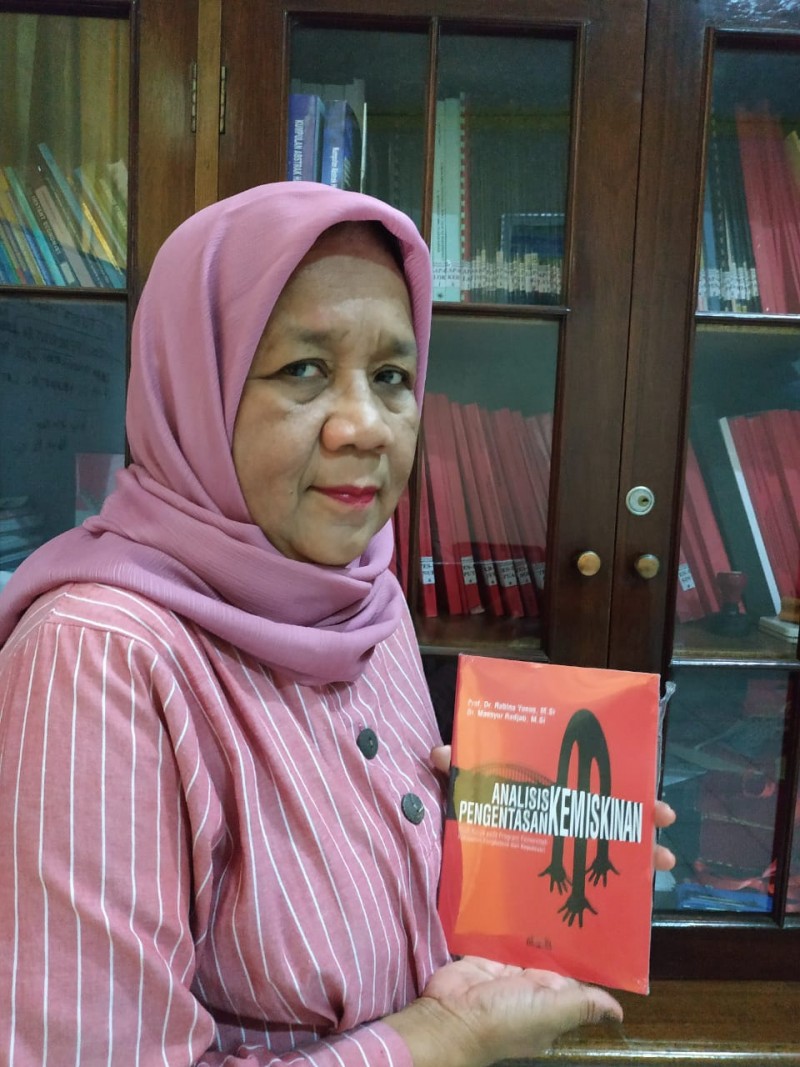 Prof. Dr. Rabina Yunus, M.Si. Menerbitkan Buku tentang Pengentasan Kemiskinan-201812031154.jpeg